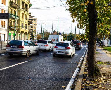 Şehrin şehir merkezinde trafik sıkışıklığında araba trafiği. Araba kirliliği, sabah ve akşam trafik Timisoara, Romanya, 2020.