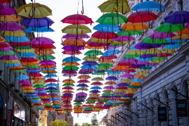 Timisoara 'nın eski sokaklarında asılı renkli şemsiyeler. Timisoara, Romanya, 2020.
