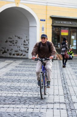2020 'de Sibiu, Romana' da bisiklet süren yaşlı bir adam..