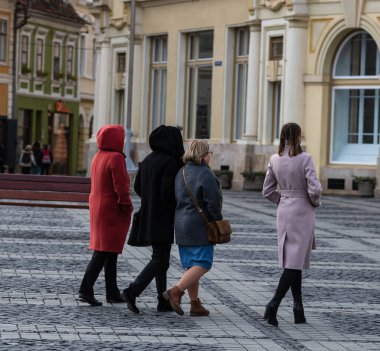 İnsanlar ve turistler eski Sibiu şehrinin sokaklarında dolaşıyorlar. Sibiu, Romanya, 2020.