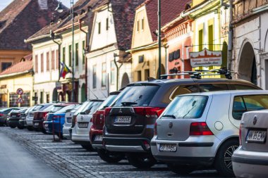 Romanya 'nın Sibiu kentindeki cadde boyunca park halindeki araba, 2020.