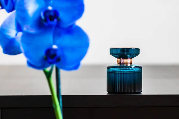 Wazig Blauwe Orchidee Voorgrond Met Parfumflesje Achtergrond — Stockfoto