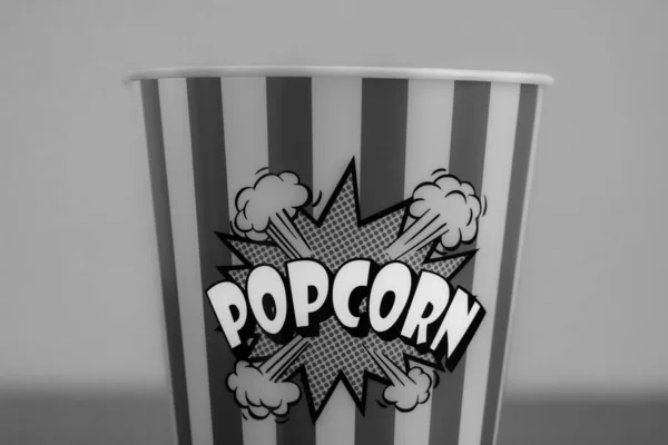Plastikbehälter Für Popcorn Isoliert Nahaufnahme Foto Popcornschild Auf Plastik Und — Stockfoto