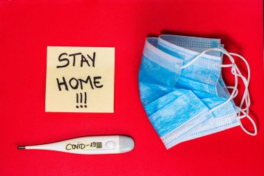 Kırmızı arka planda izole edilmiş tıbbi koruyucu ekipman bileşimi. Avrupa 'da yayılan grip virüsü, virüs koruma yöntemleri. Coronavirüs epidemisinden kaynaklanan değişiklikler ve komplikasyonlar.