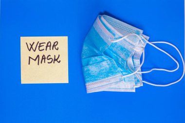 Mavi arka planda izole edilmiş tıbbi koruyucu ekipman bileşimi. Avrupa 'da yayılan grip virüsü, virüs koruma yöntemleri. Coronavirüs epidemisinden kaynaklanan değişiklikler ve komplikasyonlar.