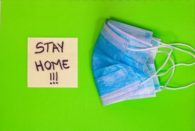 Yeşil arka planda izole edilmiş tıbbi koruyucu ekipman bileşimi. Avrupa 'da yayılan grip virüsü, virüs koruma yöntemleri. Coronavirüs epidemisinden kaynaklanan değişiklikler ve komplikasyonlar.