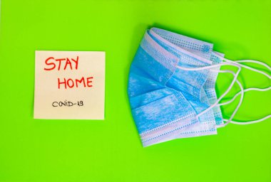 Yeşil arka planda izole edilmiş tıbbi koruyucu ekipman bileşimi. Avrupa 'da yayılan grip virüsü, virüs koruma yöntemleri. Coronavirüs epidemisinden kaynaklanan değişiklikler ve komplikasyonlar.