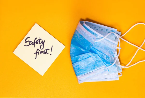 Sarı arka planda izole edilmiş tıbbi koruyucu ekipman bileşimi. Avrupa 'da yayılan grip virüsü, virüs koruma yöntemleri. Coronavirüs epidemisinden kaynaklanan değişiklikler ve komplikasyonlar.