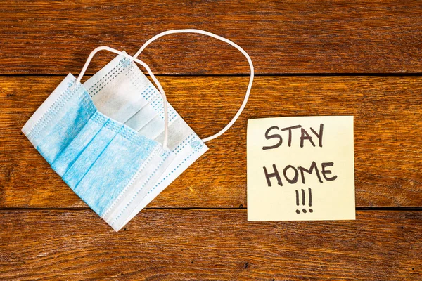 Γράφοντας Μήνυμα Προσοχής Στην Υπενθύμιση Του Memo Post Μείνετε Σπίτι — Φωτογραφία Αρχείου