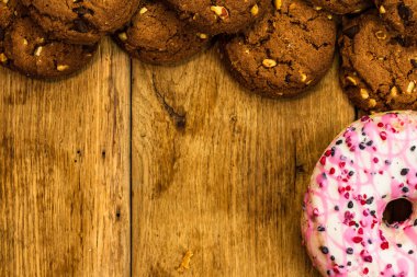 Çerçeve çikolatalı kurabiyeler, bisküviler ve renkli çörekler..