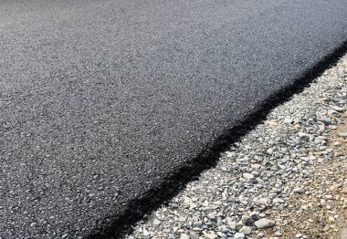 Avrupa Birliği yapısal fonlarının desteğiyle yeni asfalt yol tabakası yapım aşamasında.