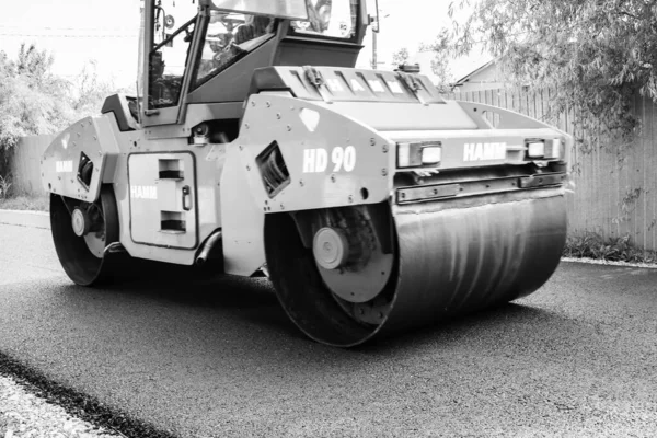 Trabajadores Máquinas Asfalto Rodillo Carretera Pesado Movimiento Carretera Construcción Una — Foto de Stock