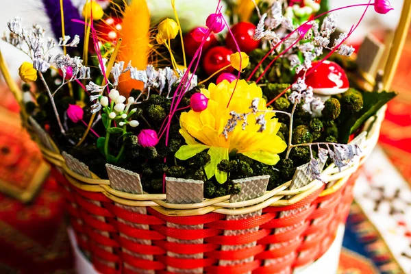 Mieszanina Kolorowych Wiosennych Kwiatów Plecionym Wiklinowym Koszu — Zdjęcie stockowe
