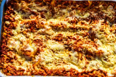Yakın çekim ve yeni pişmiş ev yapımı lazanya servisi için hazır..
