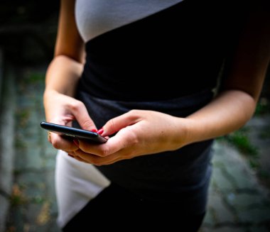 Kadın elleri dışarıda akıllı telefon kullanıyor..