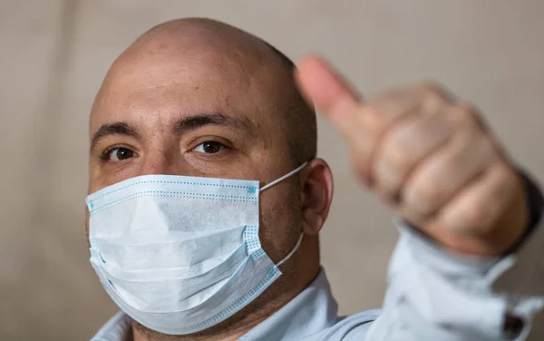 Doente Jovem Polegar Para Cima Usando Máscara Protetora Contra Vírus — Fotografia de Stock