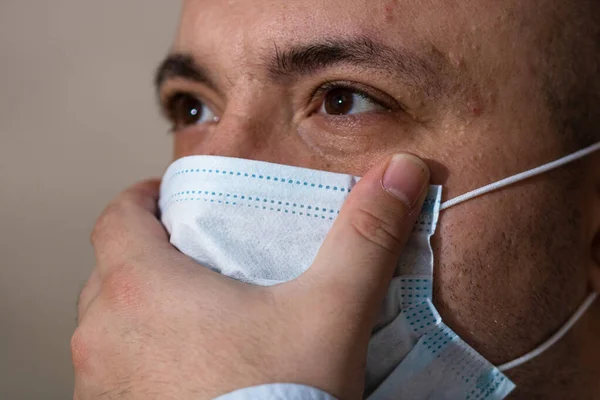 Jeune Homme Malade Avec Masque Protecteur Médical Illustre Maladie Coronavirus — Photo