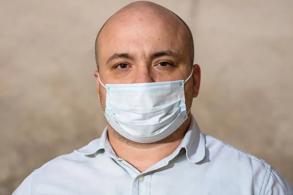 Tıbbi koruyucu maskeli hasta genç adam bulanık arka planda salgın koronavirüs hastalığını gösteriyor. Avrupa 'da Covid-19 salgını. Grip bulaşma kavramı