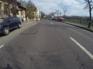 Coronavirüs salgınının yol açtığı değişimler ve komplikasyonlar kalabalığın olmadığı bir dünya, virüs sokakları boşaltıyor. Bükreş, Romanya, 2020 'de trafik sıkışıklığı, kirlilik yok, sokaklar bomboş.