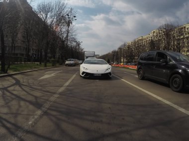 Coronavirüs salgınının yol açtığı değişimler ve komplikasyonlar kalabalığın olmadığı bir dünya, virüs sokakları boşaltıyor. Bükreş, Romanya, 2020 'de trafik sıkışıklığı, kirlilik yok, sokaklar bomboş.