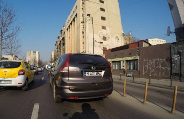 Coronavirüs salgınının yol açtığı değişimler ve komplikasyonlar kalabalığın olmadığı bir dünya, virüs sokakları boşaltıyor. Bükreş, Romanya, 2020 'de trafik sıkışıklığı, kirlilik yok, sokaklar bomboş.