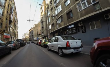 Coronavirüs salgınının yol açtığı değişimler ve komplikasyonlar kalabalığın olmadığı bir dünya, virüs sokakları boşaltıyor. Bükreş, Romanya, 2020 'de trafik sıkışıklığı, kirlilik yok, sokaklar bomboş.