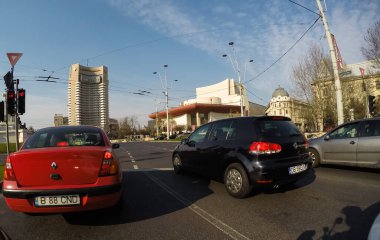 Coronavirüs salgınının yol açtığı değişimler ve komplikasyonlar kalabalığın olmadığı bir dünya, virüs sokakları boşaltıyor. Bükreş, Romanya, 2020 'de trafik sıkışıklığı, kirlilik yok, sokaklar bomboş.