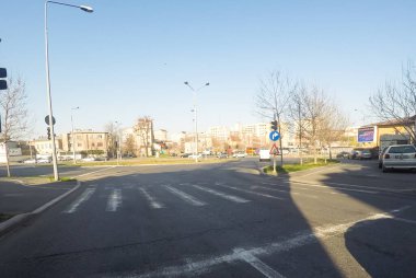Coronavirüs salgınının yol açtığı değişimler ve komplikasyonlar kalabalığın olmadığı bir dünya, virüs sokakları boşaltıyor. Bükreş, Romanya, 2020 'de trafik sıkışıklığı, kirlilik yok, sokaklar bomboş.