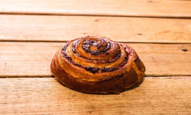 Tahta masadaki puf böreğinin ayrıntıları. Yemek ve kahvaltı konsepti. Üst görünüm ve kopyalama alanı