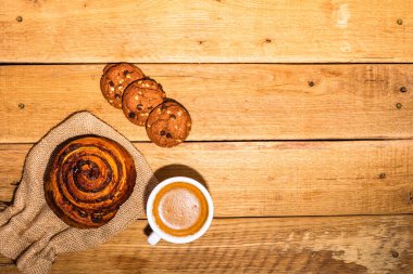 Tahta masada taze puf böreği. Kahve, yemek ve kahvaltı konsepti. Tatlılar, taze hamur işleri, bisküviler ve kahve. Üst görünüm ve kopyalama alanı