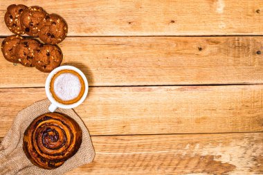 Tahta masada taze puf böreği. Kahve, yemek ve kahvaltı konsepti. Tatlılar, taze hamur işleri, bisküviler ve kahve. Üst görünüm ve kopyalama alanı