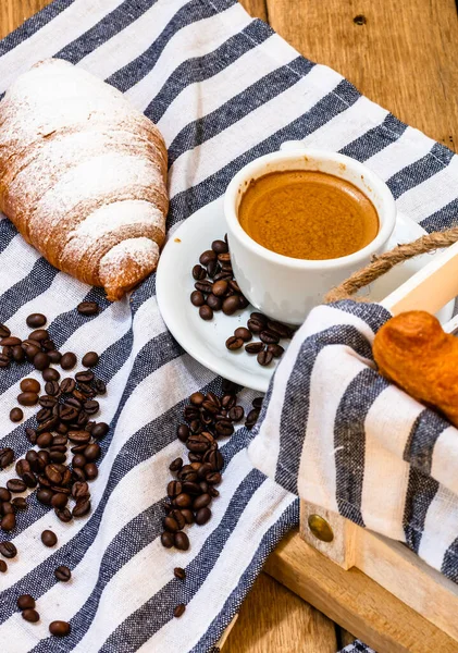 パフペストリー コーヒーカップ 木製のクレートにバターフランスのクロワッサン 食事と朝食のコンセプト コーヒーデザートとフレッシュペストリーの詳細 — ストック写真