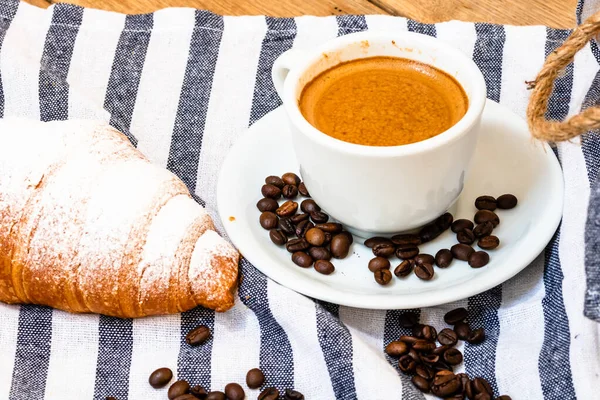 Massa Folhada Xícara Café Croissant Francês Com Manteiga Caixa Madeira — Fotografia de Stock