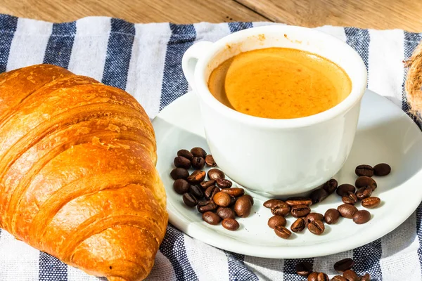 Massa Folhada Xícara Café Croissant Francês Com Manteiga Caixa Madeira — Fotografia de Stock