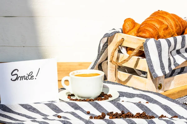 Xícara Café Croissant Francês Fresco Com Manteiga Caixa Madeira Conceito — Fotografia de Stock