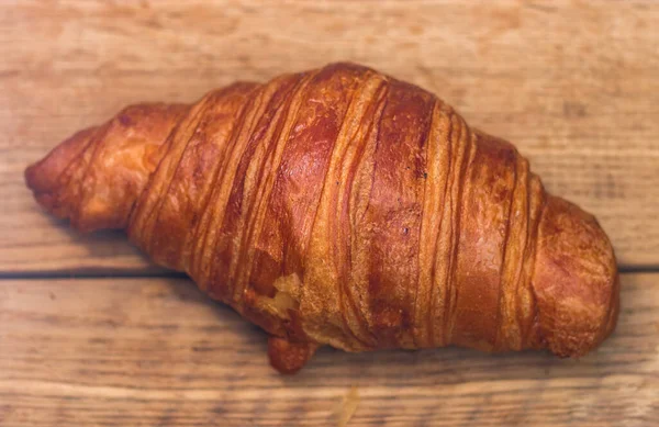 Detail Čerstvého Croissantu Dřevěném Stole Jídlo Snídaně Horní Pohled Místo — Stock fotografie