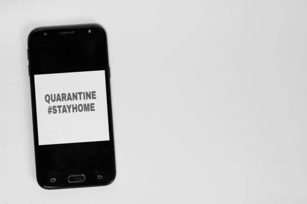 Kwarantanna Hashtag Pozostań Domu Tekst Ekranie Smartfona Sprzęt Medyczny Odizolowany — Zdjęcie stockowe