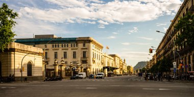 2020 'de İspanya' nın Barselona şehrinde kalabalık bir öğleden sonra karşıdan karşıya geçen insanların bulanık fotoğrafı.