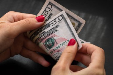 Kadın para sayıyor, dolar sayıyor. Yaklaş.