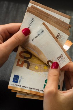 Kadın para sayıyor, EURO 'yu sayıyor.