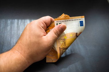 Adam para sayıyor, Euro'yu yakın sayarak