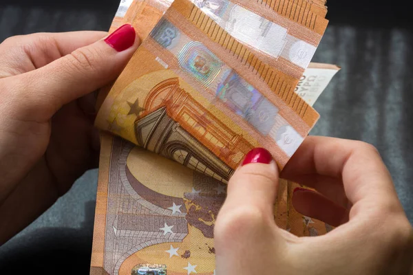 Kadın para sayıyor, EURO 'yu sayıyor.