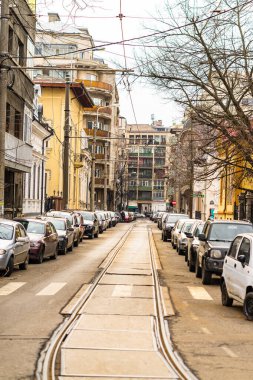 Şehrin şehir merkezinde trafik sıkışıklığında araba trafiği. Romanya 'nın başkenti Bükreş' te sabah ve akşam araba kirliliği, trafik sıkışıklığı