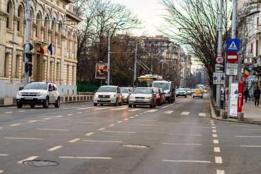 Şehrin şehir merkezinde trafik sıkışıklığında araba trafiği. Romanya 'nın başkenti Bükreş' te sabah ve akşam araba kirliliği, trafik sıkışıklığı