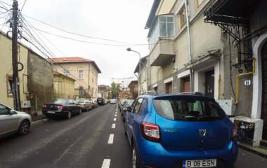 Coronavirüs salgınının yol açtığı değişimler ve komplikasyonlar kalabalığın olmadığı bir dünya, virüs sokakları boşaltıyor. Bükreş, Romanya, 2020 'de trafik sıkışıklığı, kirlilik yok, sokaklar bomboş.