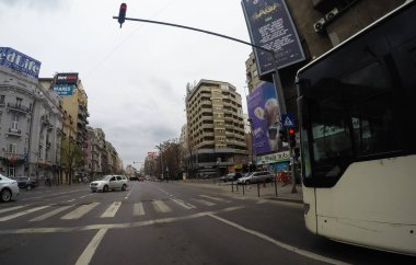 Coronavirüs salgınının yol açtığı değişimler ve komplikasyonlar kalabalığın olmadığı bir dünya, virüs sokakları boşaltıyor. Bükreş, Romanya, 2020 'de trafik sıkışıklığı, kirlilik yok, sokaklar bomboş.