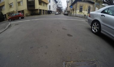 Coronavirüs salgınının yol açtığı değişimler ve komplikasyonlar kalabalığın olmadığı bir dünya, virüs sokakları boşaltıyor. Bükreş, Romanya, 2020 'de trafik sıkışıklığı, kirlilik yok, sokaklar bomboş.