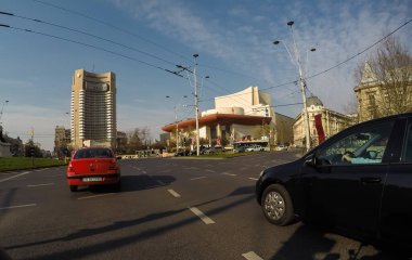 Coronavirüs salgınının yol açtığı değişimler ve komplikasyonlar kalabalığın olmadığı bir dünya, virüs sokakları boşaltıyor. Bükreş, Romanya, 2020 'de trafik sıkışıklığı, kirlilik yok, sokaklar bomboş.