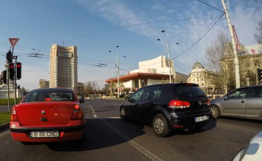 Coronavirüs salgınının yol açtığı değişimler ve komplikasyonlar kalabalığın olmadığı bir dünya, virüs sokakları boşaltıyor. Bükreş, Romanya, 2020 'de trafik sıkışıklığı, kirlilik yok, sokaklar bomboş.