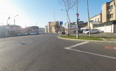 Coronavirüs salgınının yol açtığı değişimler ve komplikasyonlar kalabalığın olmadığı bir dünya, virüs sokakları boşaltıyor. Bükreş, Romanya, 2020 'de trafik sıkışıklığı, kirlilik yok, sokaklar bomboş.